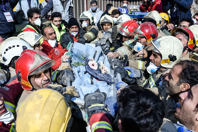 کشف تعدادی از جانباختگان پلاسکو/ زمان تشییع آتش‌نشانان به تعویق افتاد